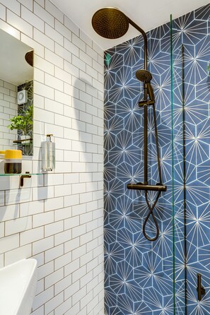 Een douche, een haardroger, handdoeken, zeep