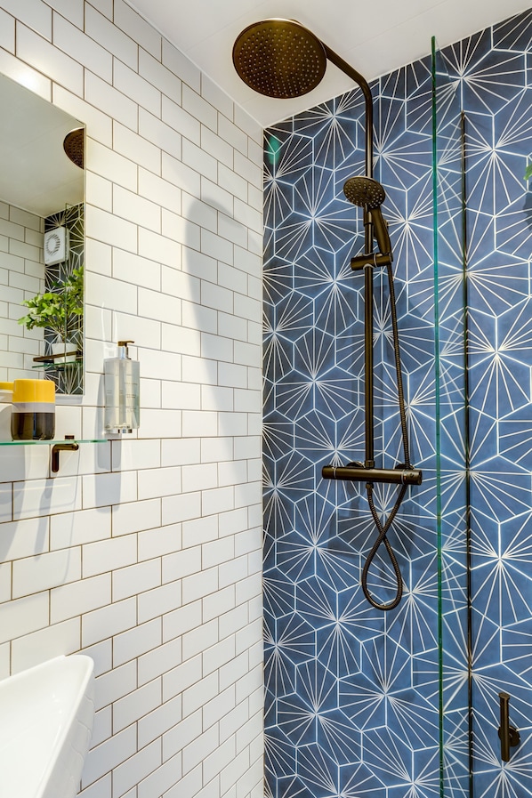 Shower, hair dryer, towels, soap - Pet friendly and central Laines location, 1 minute from station (Brighton)