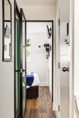 Pet friendly and central Laines location, 1 minute from station 