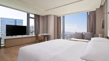 1 kamar tidur, minibar, brankas, dan meja kerja