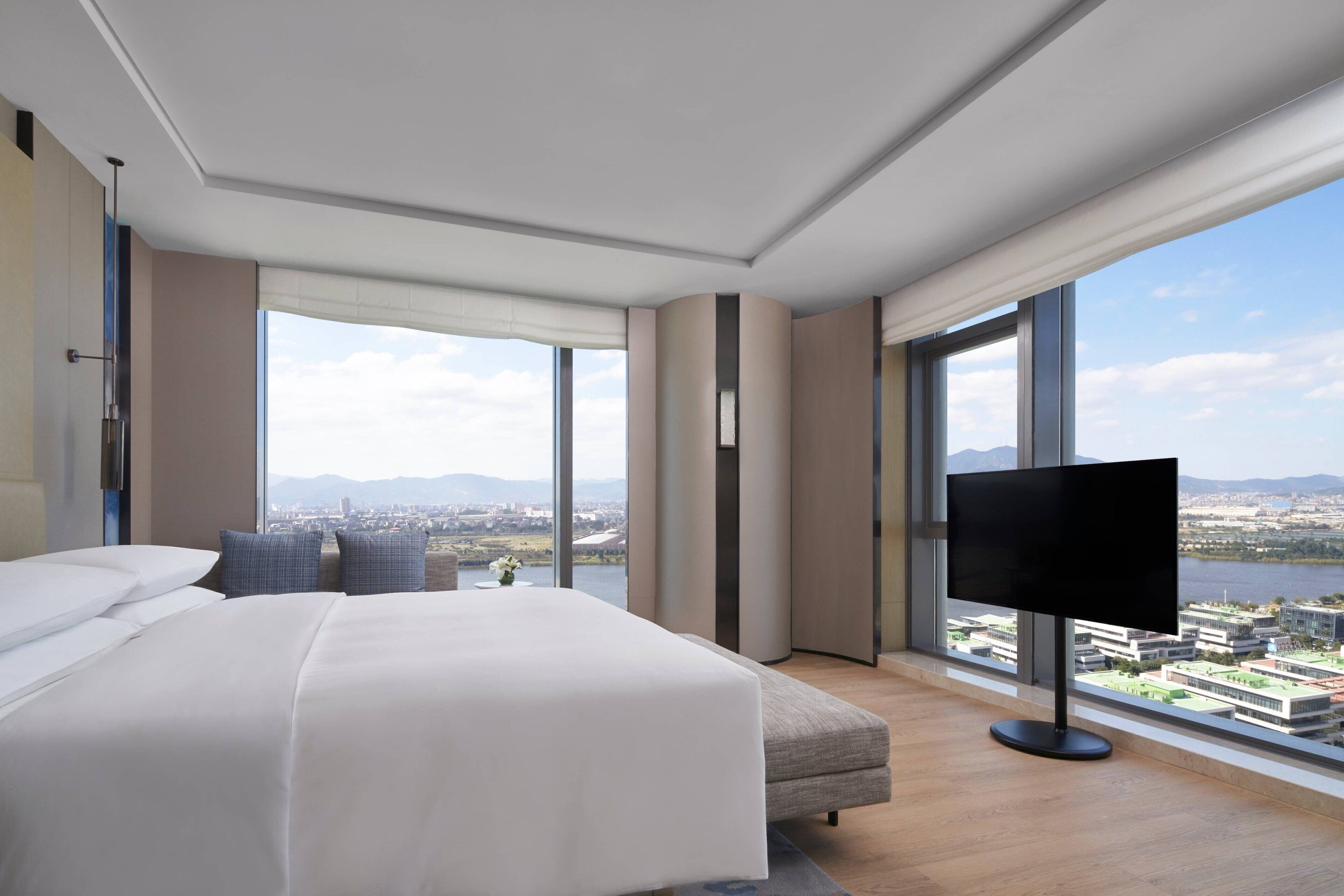 club suite, 1 bedroom | 1 bedroom, minibar, in-room safe, desk