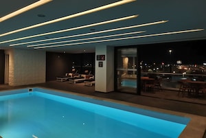 Una piscina cubierta