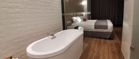 Suite, 1 King-Bett, Nichtraucher (Relax) | Badezimmer | Dusche, Regendusche, Haartrockner, Fußbodenheizung (Badezimmer)