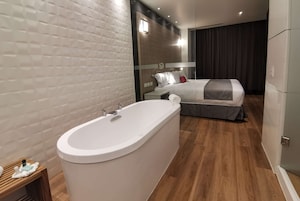 Suite, 1 cama de matrimonio grande, no fumadores (Relax) | Baño | Ducha, cabezal de ducha tipo lluvia, secador de pelo y suelo radiante