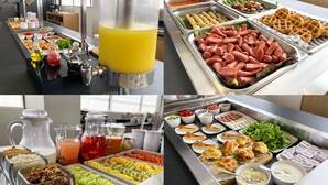 Un bufé con diferentes opciones de comida y bebidas.