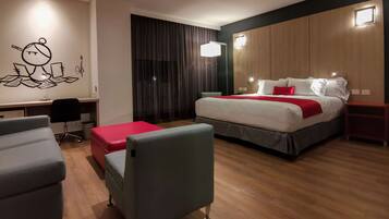 Suite junior, 1 cama King size, para no fumadores | Ropa de cama de alta calidad, edredón y camas Select Comfort