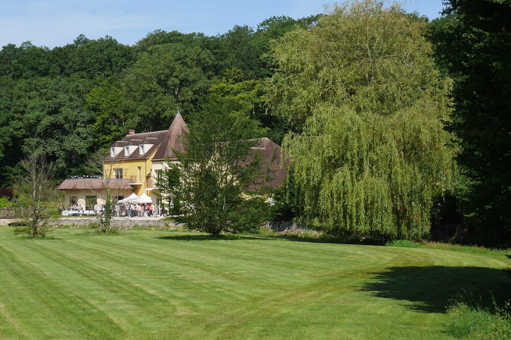 Exceptional property with elegant and generous spaces on the edge of the Perche.