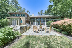 تناول الطعام بالخارج