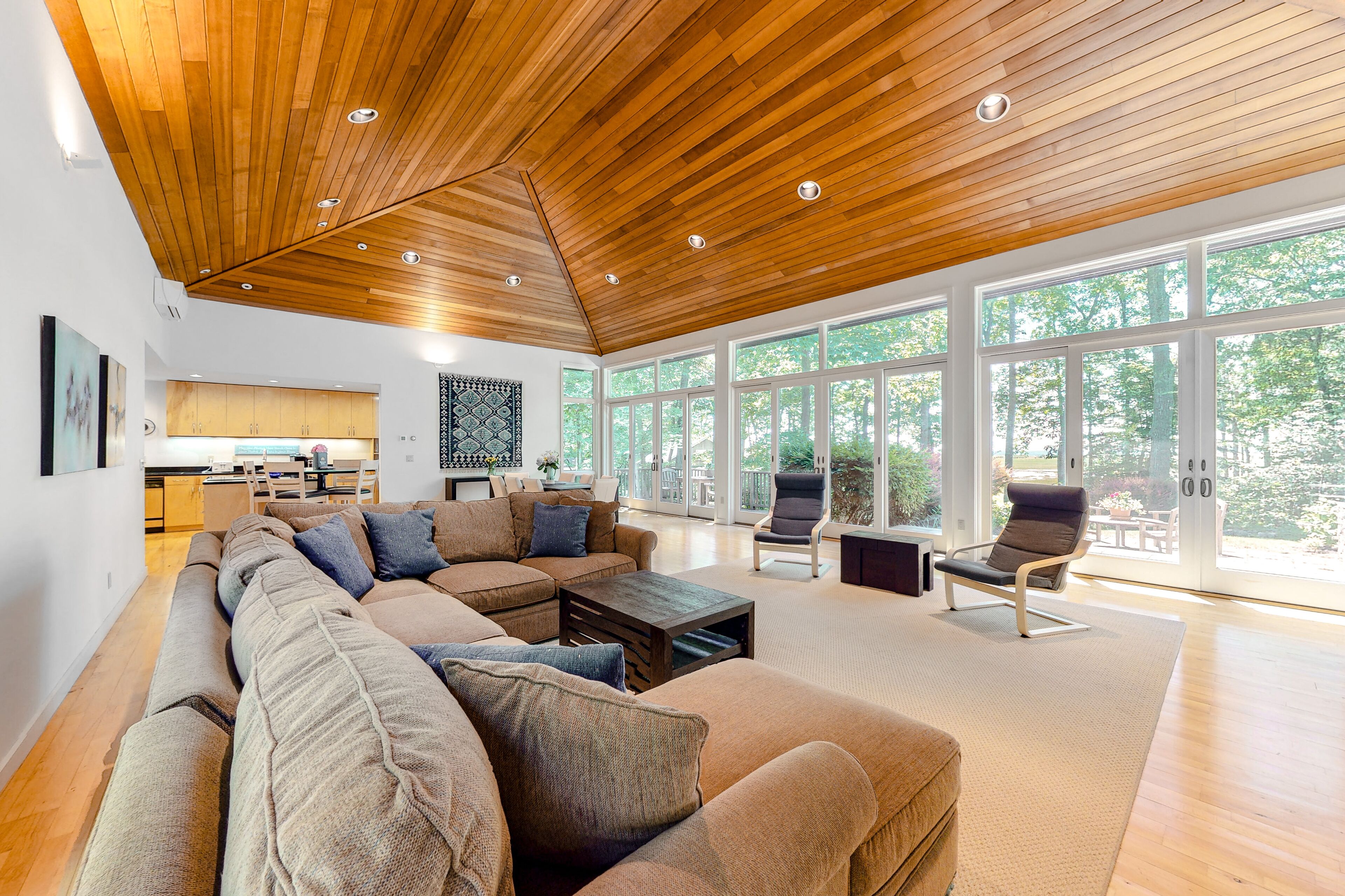 Televisie, een tafeltennistafel, boeken en een stereo