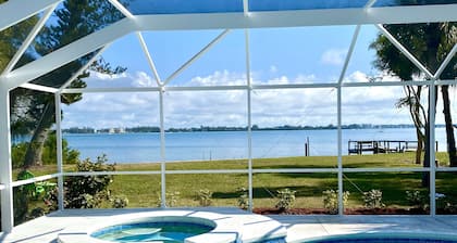 SeaTurtle 🐢Bayfront w/ heated pool, steps to Beach, Sleeps 10, Pets🐾