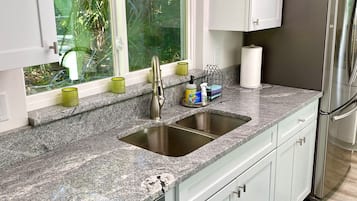 Kylskåp, mikrovågsugn, ugn och spishäll