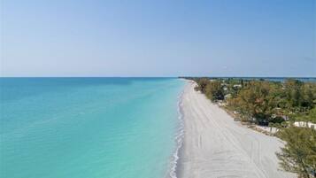 På stranden, solstolar och strandhanddukar