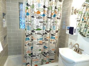 Combined shower/tub, hair dryer, towels - ☀️Easy Family Basecamp | Walk to Tawas Point + Firepit (East Tawas)