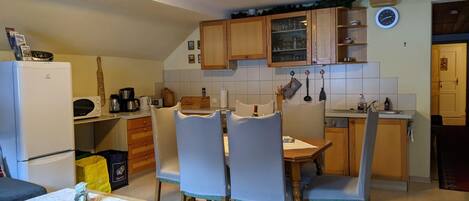 Réfrigérateur, micro-ondes, four, plaque de cuisson