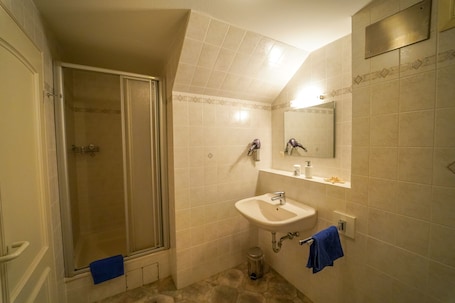 Ducha, secador de pelo, toallas. Hotel Celler Auszeit