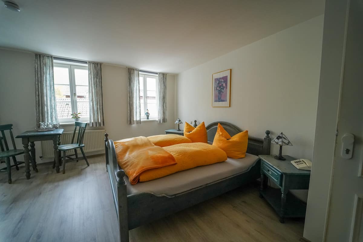 minibar, desk, free wifi