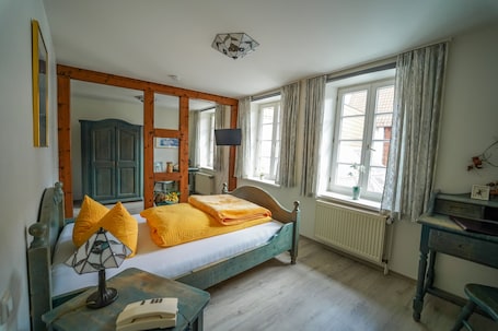 Minibar, escritorio y wifi gratis . Hotel Celler Auszeit
