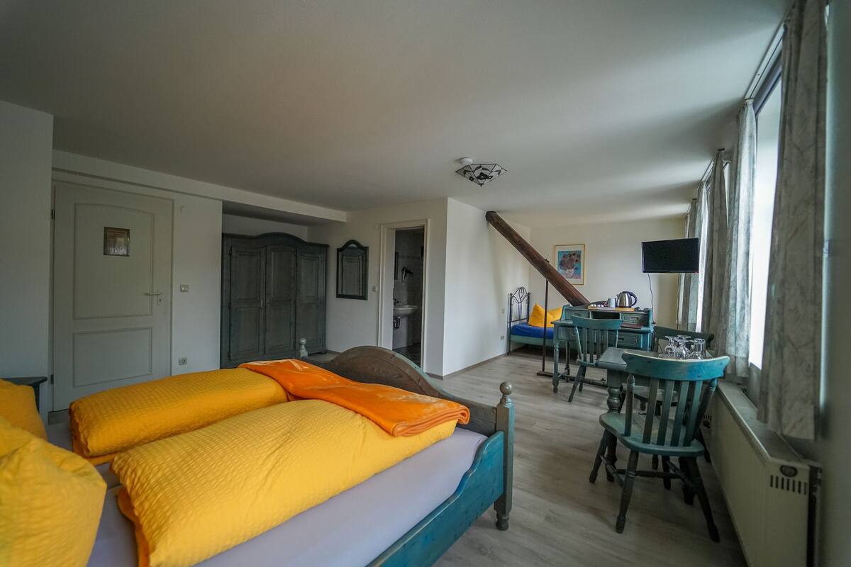 Triple Room | Minibar, desk, WiFi (free)