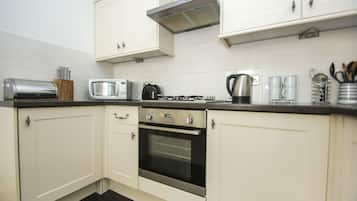 Cottage | Private kitchen | Oven, stovetop, toaster, cookware/dishes/utensils