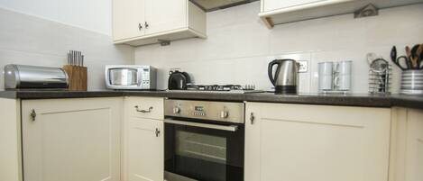 Cottage | Dapur pribadi | Oven, kompor, pemanggang roti, dan peralatan masak/sendok-piring