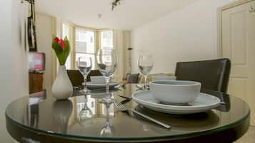 Cottage | Private kitchen | Oven, stovetop, toaster, cookware/dishes/utensils