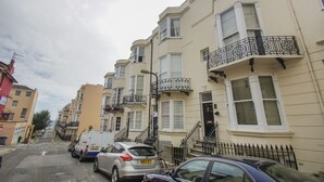 A row of townhouses with bay windows, a white door, and a black metal fence. - No 5 Central by Brighton Holiday Lets (Brighton)