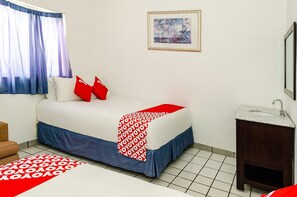 Standard Room (Three beds) | Soundproofing, free WiFi, bed sheets - OYO Hotel Cabo Del Sur, Cabo San Lucas (Cabo San Lucas)