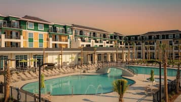 Una piscina al aire libre (de 09:00 a 22:00), sombrillas, tumbonas