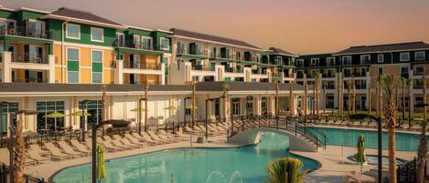 Ulkouima-allas avoinna 9.00–22.00, aurinkovarjoja, aurinkotuoleja