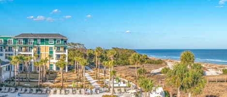 Alberca al aire libre, sombrillas en la alberca y camastros