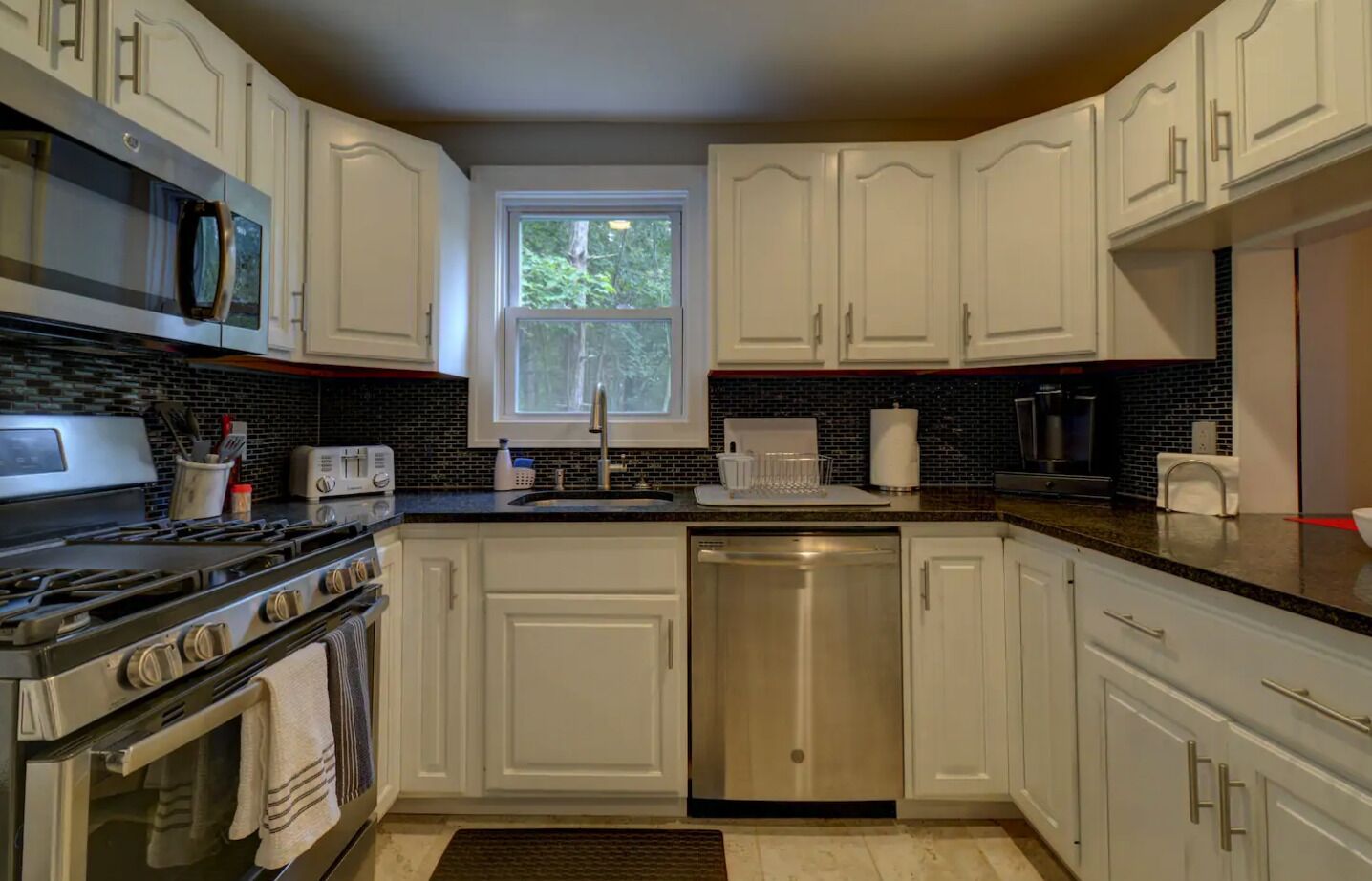 Pocono Getaway / Hot Tub / Fire Pit / Volleyball / Billiards / Ping Pong / Poker