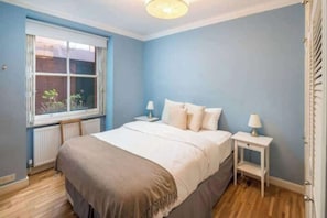 2 bedrooms, iron/ironing board, internet, bed sheets
