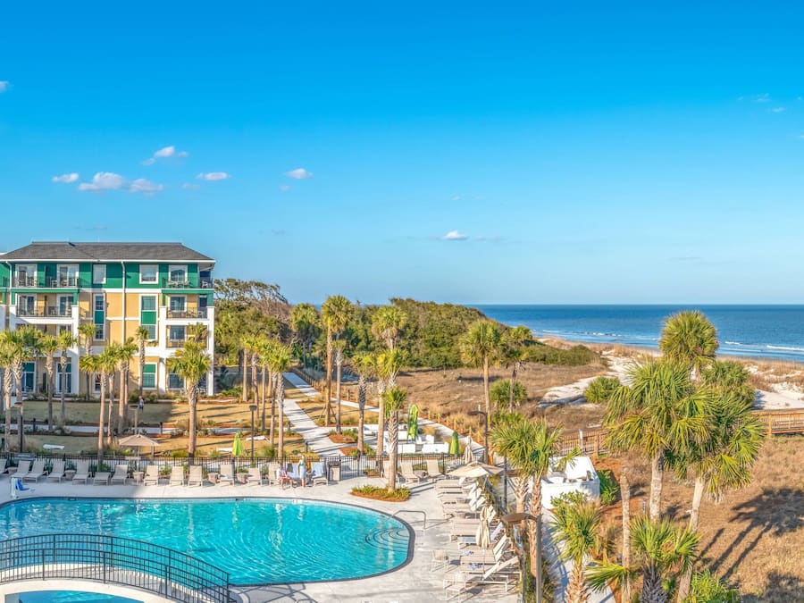Una piscina al aire libre (de 09:00 a 22:00), sombrillas, tumbonas