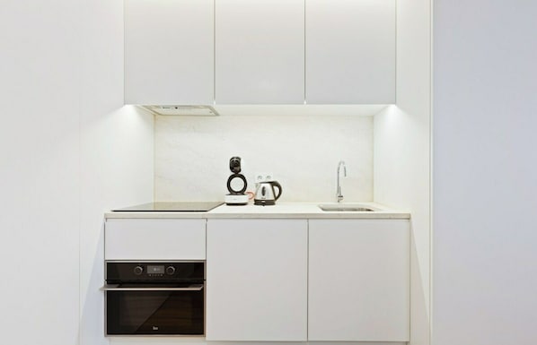 Coffee/tea maker, fridge, oven, stovetop