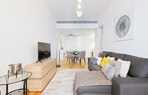 TV - Bright and Spacious 1 Bed Apartment near Baixa (Lisboa)