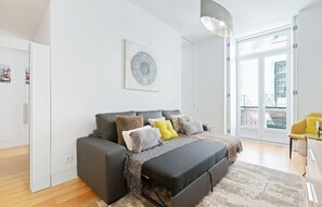 TV - Bright and Spacious 1 Bed Apartment near Baixa (Lisboa)