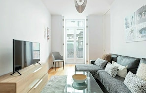 TV - Spacious 1 Bed Apartment near Baixa (Lisboa)