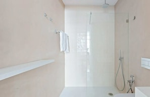Douche, séchoir à cheveux