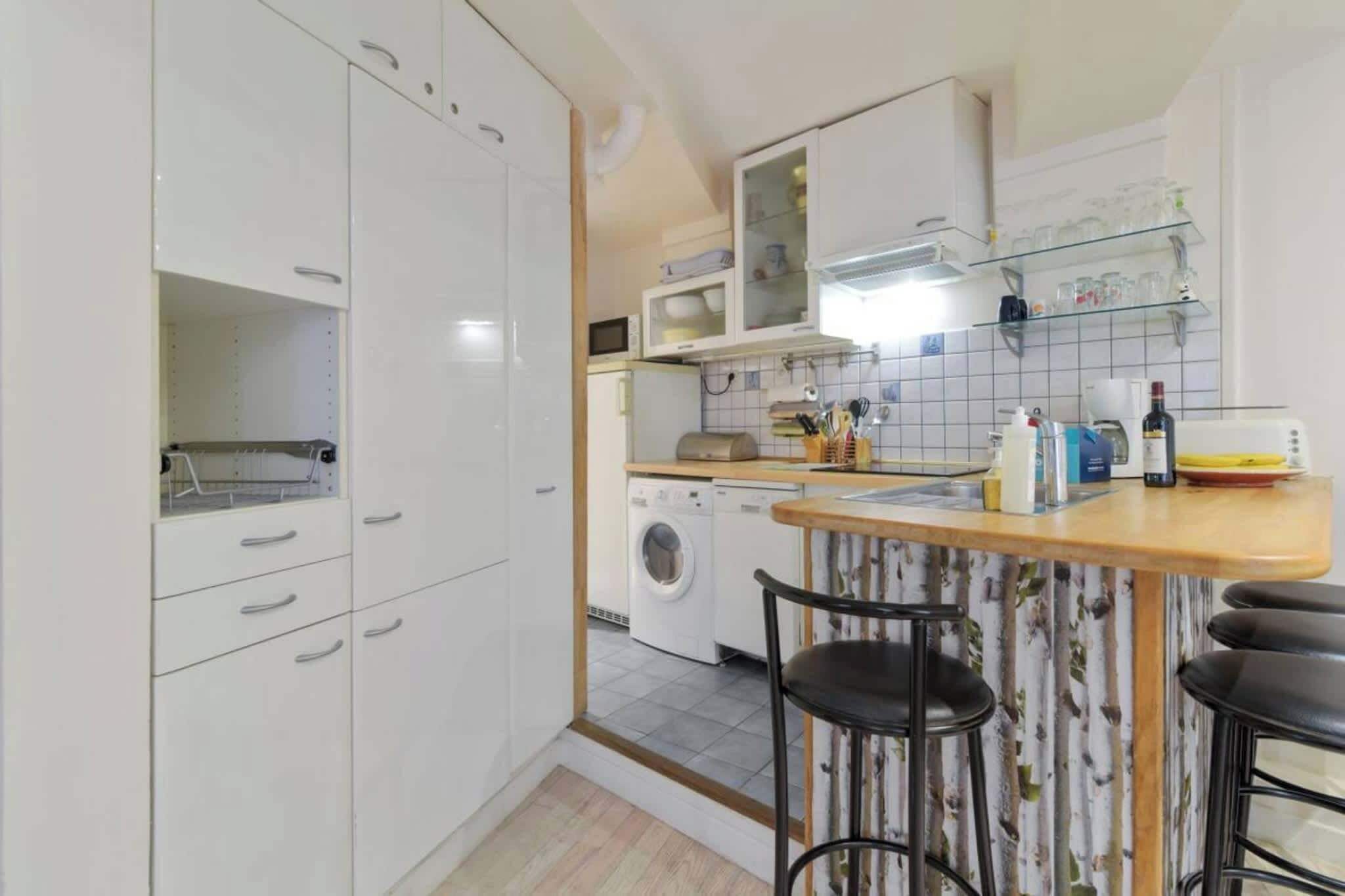 Coffee/tea maker, fridge, microwave, stovetop