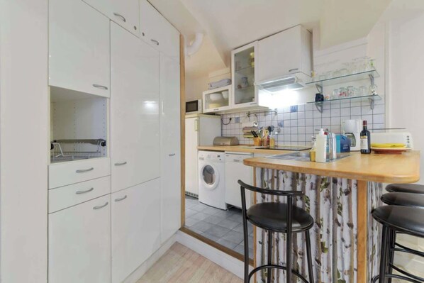 Coffee/tea maker, fridge, microwave, stovetop
