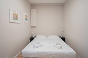 2 bedrooms, iron/ironing board, Internet, bed sheets