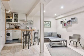 TV - Thoughtful 2 BDR Apt Paris Sleeps 4 (Paris)
