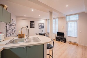 Kjøleskap, mikrobølgeovn, kokeplater og oppvaskmaskin