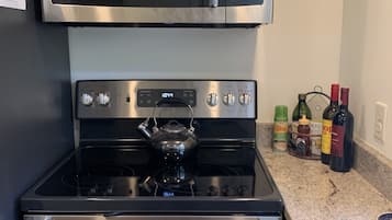 KylskÄp, mikrovÄgsugn, ugn och spishÀll