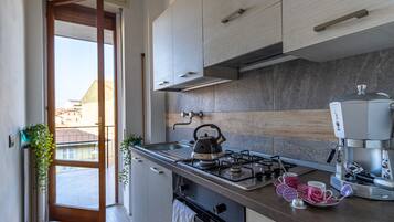 Frigorifero, microonde, forno, piano cottura