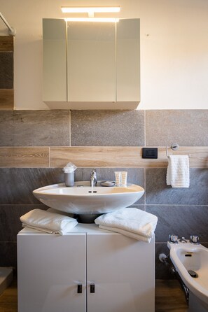 Shower, hair dryer, bidet, towels - Blue Wave Apartment [ Arona - Lago Maggiore] (Arona)