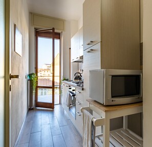 Fridge, microwave, oven, stovetop - Blue Wave Apartment [ Arona - Lago Maggiore] (Arona)