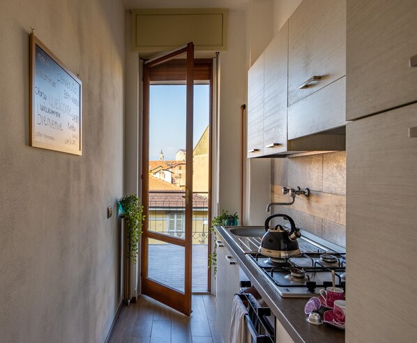 Fridge, microwave, oven, stovetop - Blue Wave Apartment [ Arona - Lago Maggiore] (Arona)