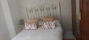 2 habitaciones, tabla de planchar con plancha y cuna de viaje