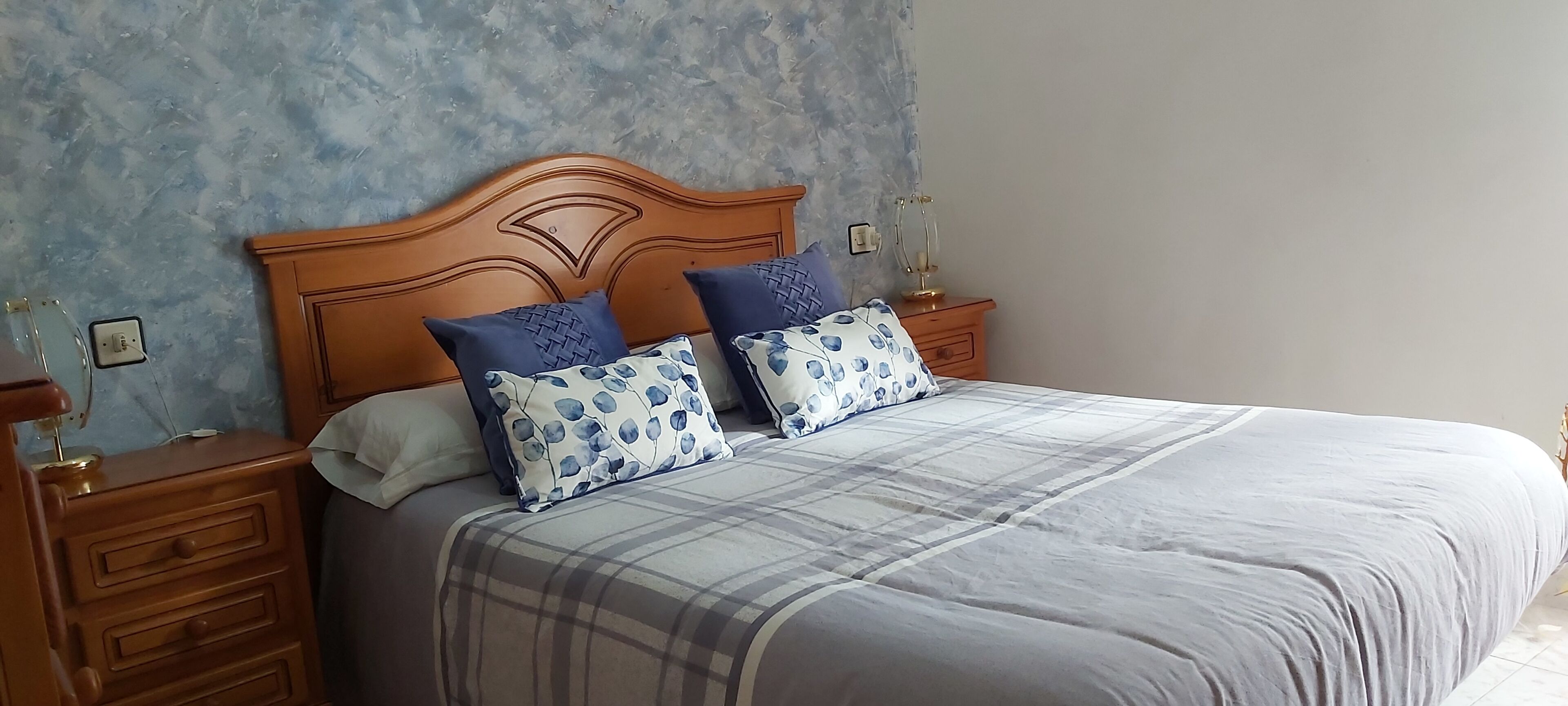 2 slaapkamers, een strijkplank/strijkijzer, reisbedje, beddengoed